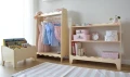 Otwarta garderoba dla dziecka w stylu boho z drążkiem i półkami na akcesoria