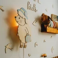 Lampka ścienna Babcia Owca z drewna do pokoju dziecięcego