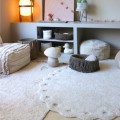 przytulna strefa odpoczynku z dywanem picone i akcesoriami w stylu boho