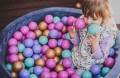 suchy basen z kolorowymi piłkami