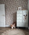 Wysoka komoda Wood Luck Design Babushka z praktycznymi szufladami ułatwia organizację dziecięcego pokoju