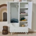Szafa Babushka Biała marki Wood Luck Design z charakterystyczną ozdobną falbanką do pokoju dziecka