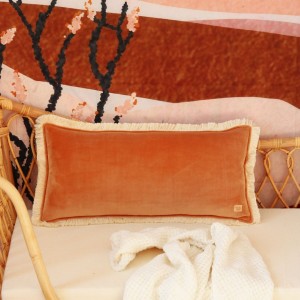 MOI MILI - PODUSZKA WAŁEK SOFT VELVET Z FRĘDZLAMI KARMEL