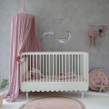 Łóżeczko Babushka 70x140 cm Białe marki Wood Luck Design z charakterystyczną ozdobną falbanką do pokoju niemowlęcia