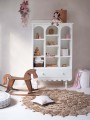 Drewniany regał Babushka biały z kolekcji Wood Luck Design do funkcjonalnego pokoju dziecka