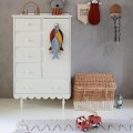 Komoda wysoka Babushka Biała marki Wood Luck Design z charakterystyczną ozdobną falbanką do pokoju dziecka