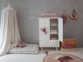 Komoda Wood Luck Design Babushka w białym kolorze z charakterystycznym wykończeniem w formie dekoracyjnej falbanki