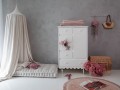 Wysoka komoda dziecięca Babushka Biała z pojemnymi szufladami i ponadczasowym designem