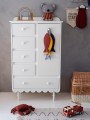 Komoda Babushka Biała z kolekcji mebli premium z falbanką doskonale pasuje do wnętrz w stylu skandynawskim, klasycznym i vintage