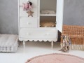 Wysoka komoda dziecięca Babushka z charakterystyczną falbanką i eleganckim białym wykończeniem