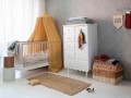 Wysoka komoda Babushka Biała marki Wood Luck Design z charakterystyczną falbanką