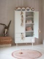 Szafa Babushka Biała marki Wood Luck Design z charakterystyczną falbanką