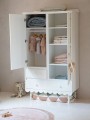 Szafa Babushka Biała z kolekcji mebli z falbanką marki Wood Luck Design