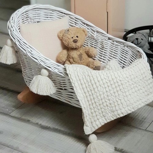 biala-kolyska-dla-lalek-wiklinowe-zabawki (1).jpg