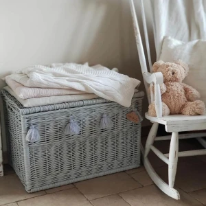 Skrzynia Wiklinowa na Zabawki Jasnoszara – Duży Kosz z Pokrywą Boho do Pokoju Dziecka