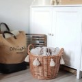 Okrągły kosz z naturalnej wikliny do wnętrz boho