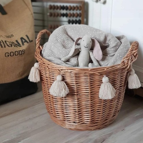 Naturalny okrągły kosz wiklinowy boho z beżowymi chwostami