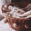 Naturalny kosz z wikliny do przechowywania zabawek