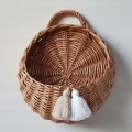 Okrągły koszyk boho wykonany z pełnej wikliny