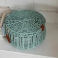 Miętowa szkatułka wiklinowa jako dekoracja pokoju dziecka