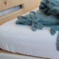 białe prześcieradło do łóżeczka dla dziecka