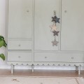 Szafa retro Babushka marki Wood Luck Design z dekoracyjną falbanką do pokoju niemowlęcia i starszego dziecka