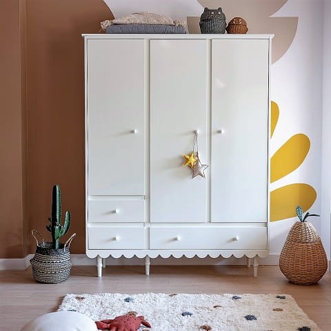 Szafa trzydrzwiowa Babushka Biała marki Wood Luck Design z charakterystyczną ozdobną falbanką w stylu retro