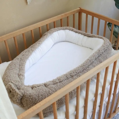 kokon dla niemowlaka baranek taupe