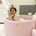 różowy suchy basen z piłeczkami