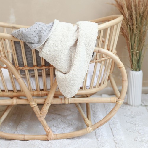 ciepły szary kocyk dla niemowlaka