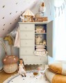 Komoda wysoka Babushka Oliwka marki Wood Luck Design z charakterystyczną ozdobną falbanką do pokoju dziecka