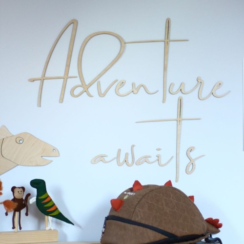 napis dekoracja do pokoju dziecka przygoda czeka