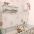 błękitna lampka ścienna do pokoju niemowlaka