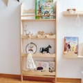 biblioteczka do pokoju dziecka stojaca falbanka drewniana