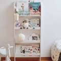 biala półka biblioteczka do pokoju dziecka