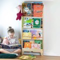 drewniana biblioteczka do pokoju dziecka