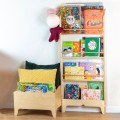 drewniana biblioteczka do pokoju dziecka