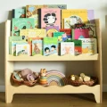 Drewniana biblioteczka Montessori z falbanką na książki i zabawki dla dzieci