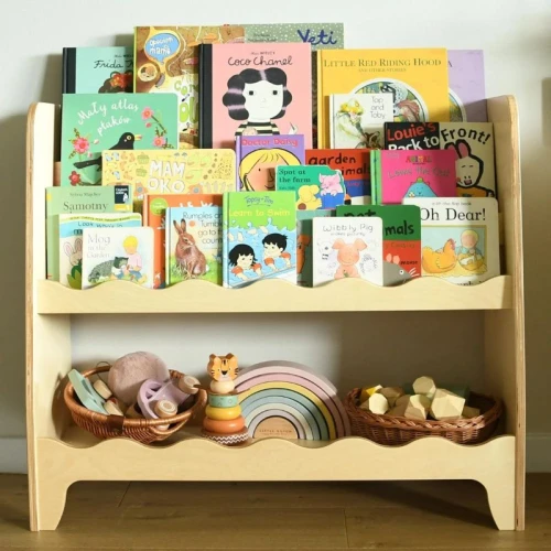 Drewniana biblioteczka Montessori z falbanką na książki i zabawki dla dzieci