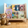 Naturalna biblioteczka dziecięca z czterema półkami na książki ustawione frontem
