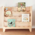 Drewniana biblioteczka frontowa Montessori z falbanką w kolorze naturalnym