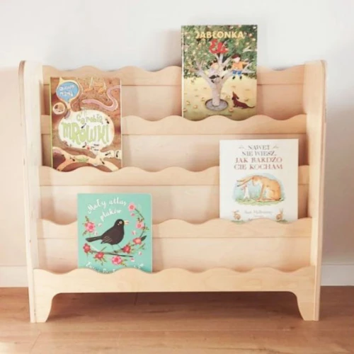Drewniana biblioteczka frontowa Montessori z falbanką w kolorze naturalnym