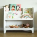 Drewniana biblioteczka frontowa Montessori z dekoracyjną falbanką