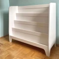 Stojąca biblioteczka na książeczki dla dzieci w kolorze bielonym