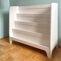 biala biblioteczka frontowa do pokoju dzieciecego
