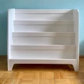 Drewniana biblioteczka dziecięca Montessori z widoczną strukturą drewna