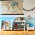 Biała biblioteczka frontowa Montessori do pokoju dziecka