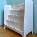 Biblioteczka Montessori z widoczną strukturą drewna do pokoju dziecka