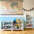 Stojąca biblioteczka dla dzieci Wamm Cozy Room w kolorze bielonym