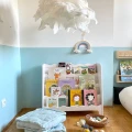 Drewniany regał na książki Montessori z dekoracyjnym wykończeniem w falbankę